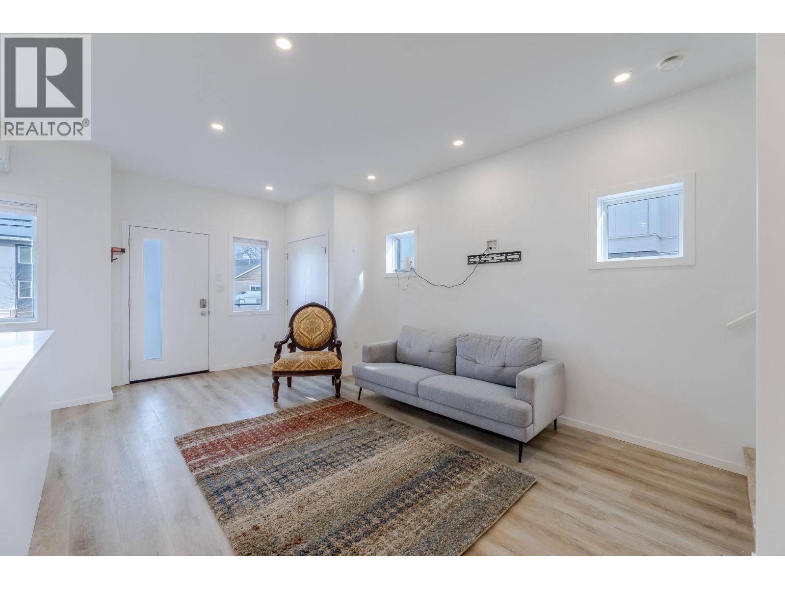 #101 490 Eckhardt Avenue - 7