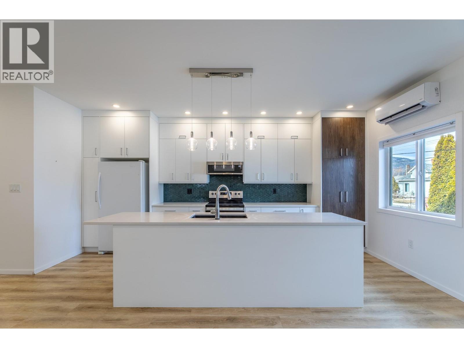 #101 490 Eckhardt Avenue - 9