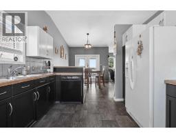 2pc Bathroom - 609 Maple Place, Picture Butte, AB T0K1V0 Photo 10