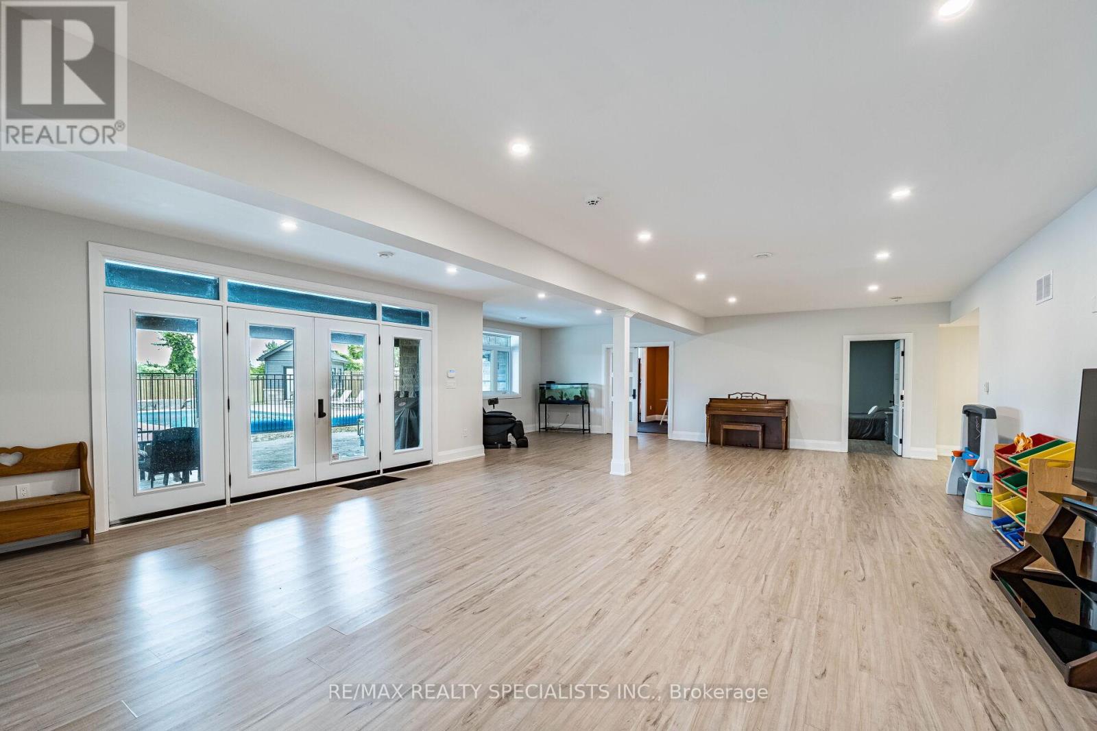 6 RUTLEDGE HEIGHTS - Image 42