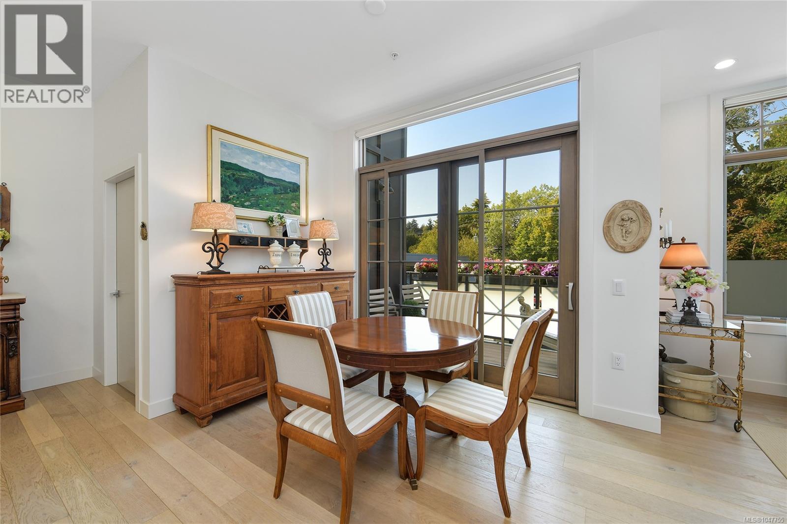 301 2580 Penrhyn St, Saanich