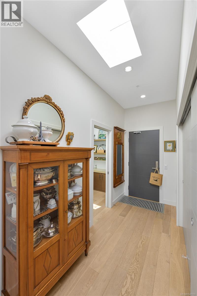 301 2580 Penrhyn St, Saanich