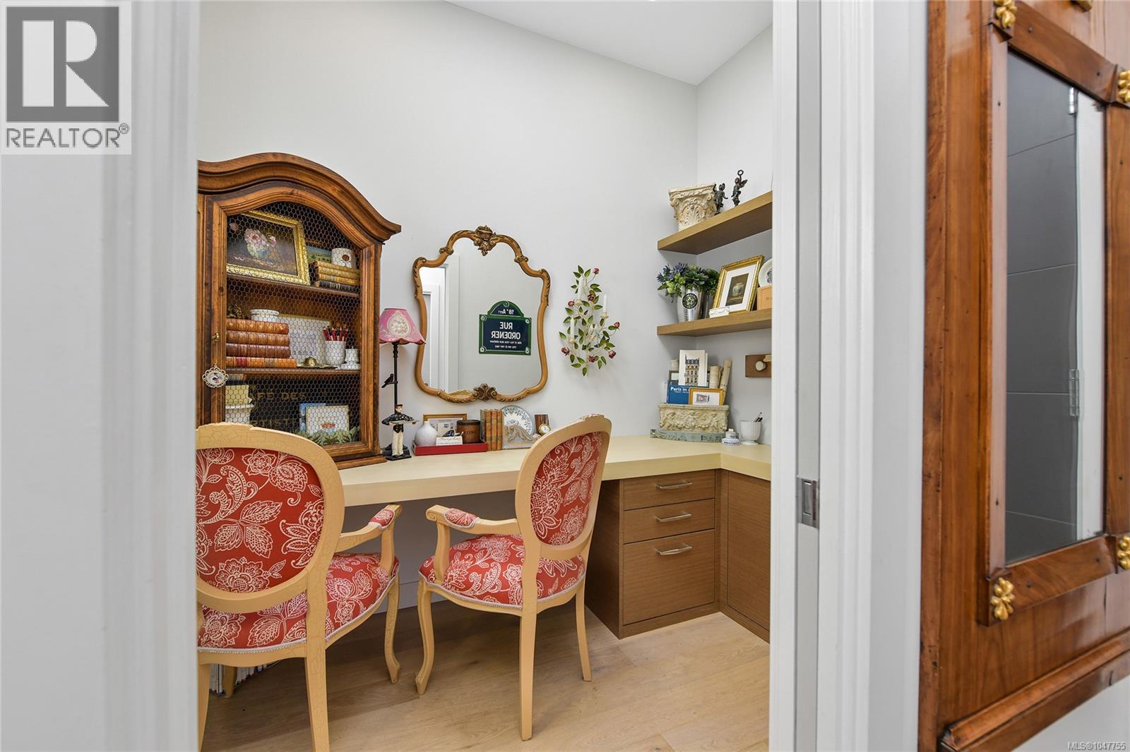 301 2580 Penrhyn St, Saanich