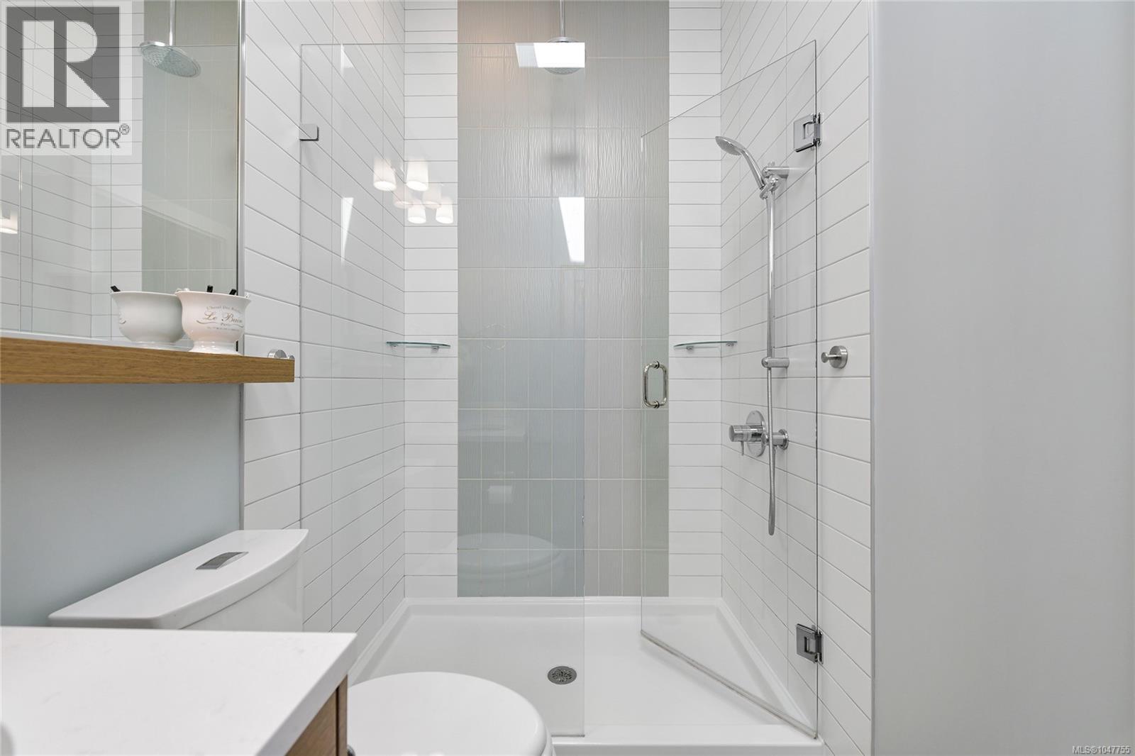 301 2580 Penrhyn St, Saanich