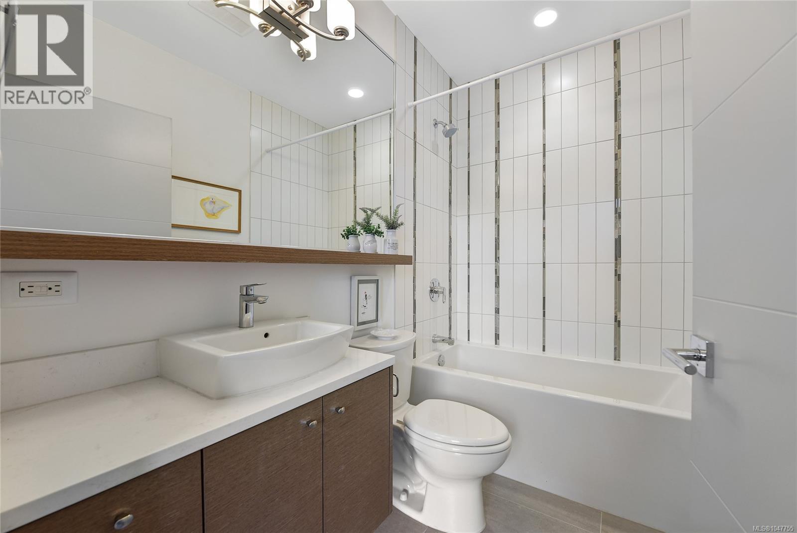 301 2580 Penrhyn St, Saanich