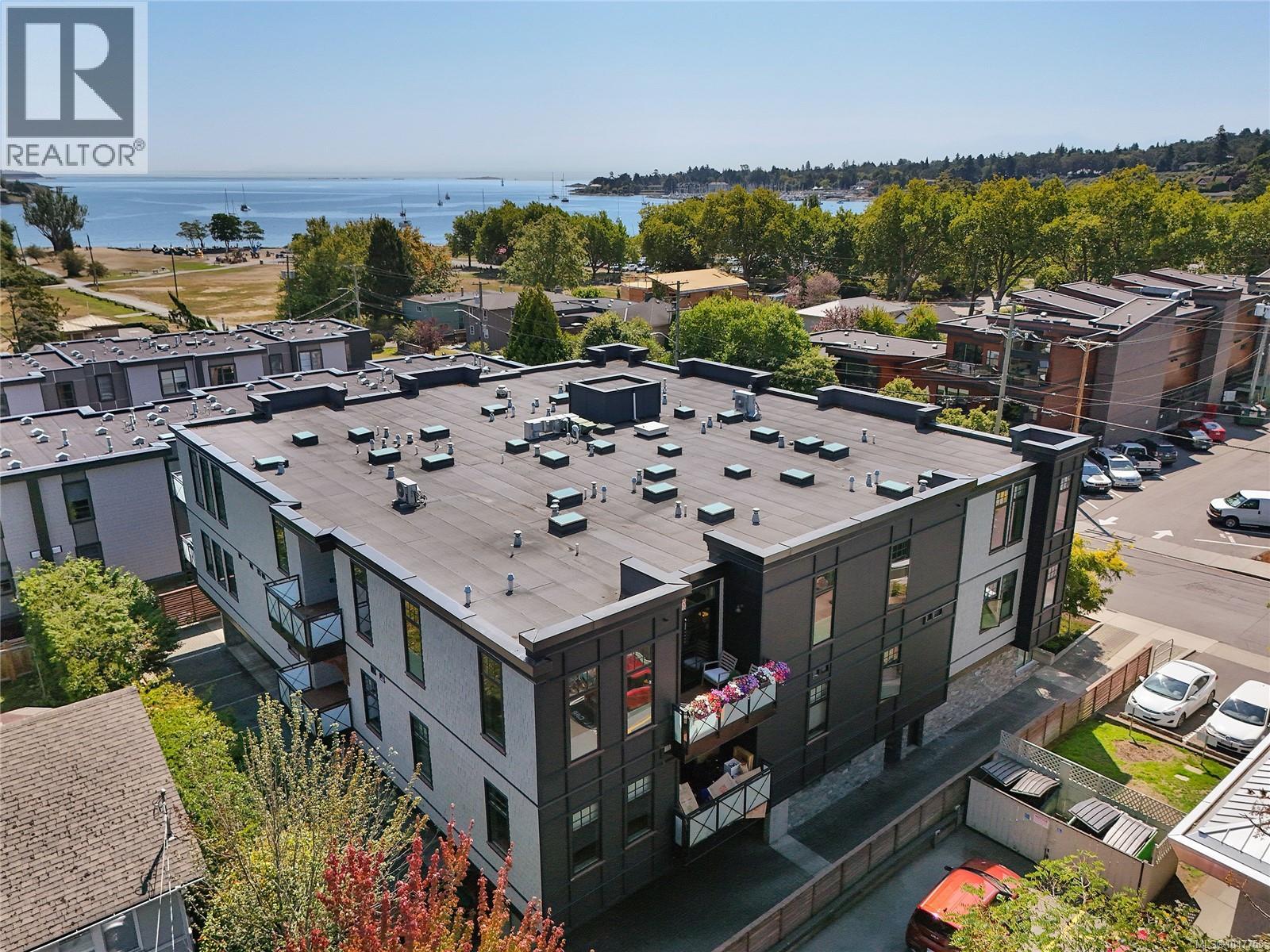 301 2580 Penrhyn St, Saanich
