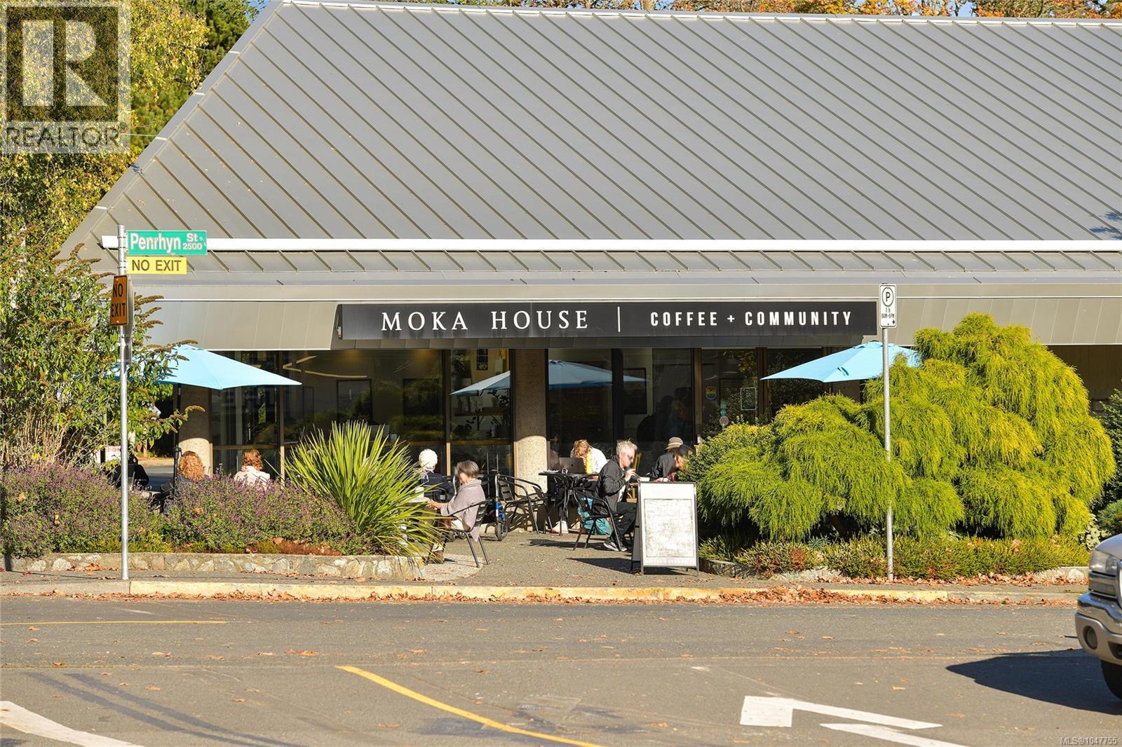 301 2580 Penrhyn St, Saanich