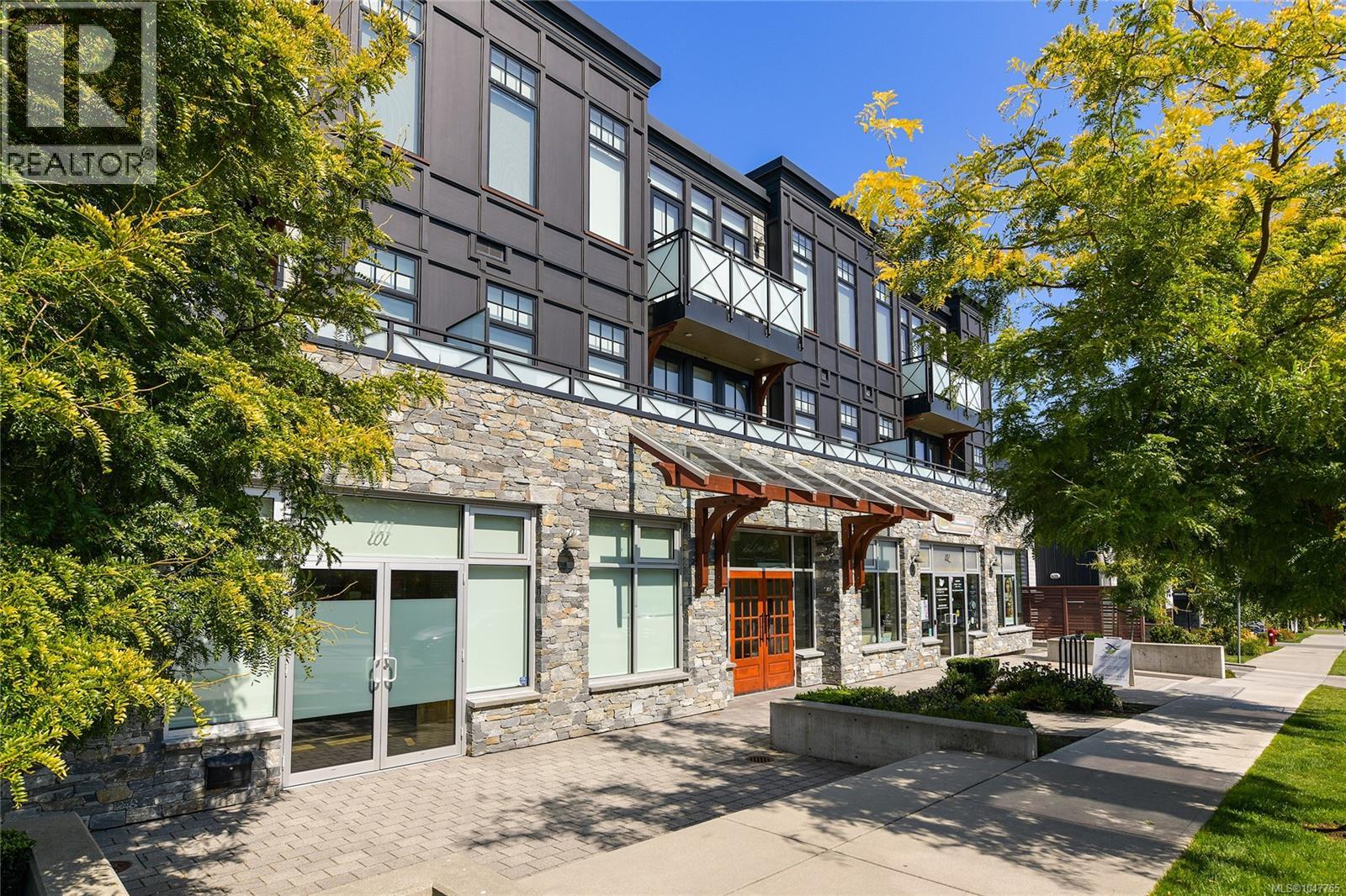 301 2580 Penrhyn St, Saanich