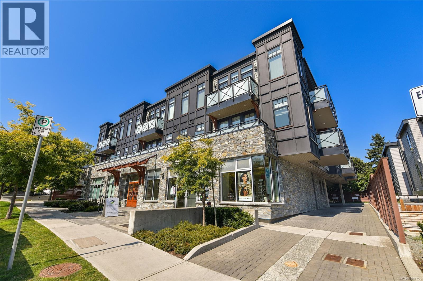 301 2580 Penrhyn St, Saanich