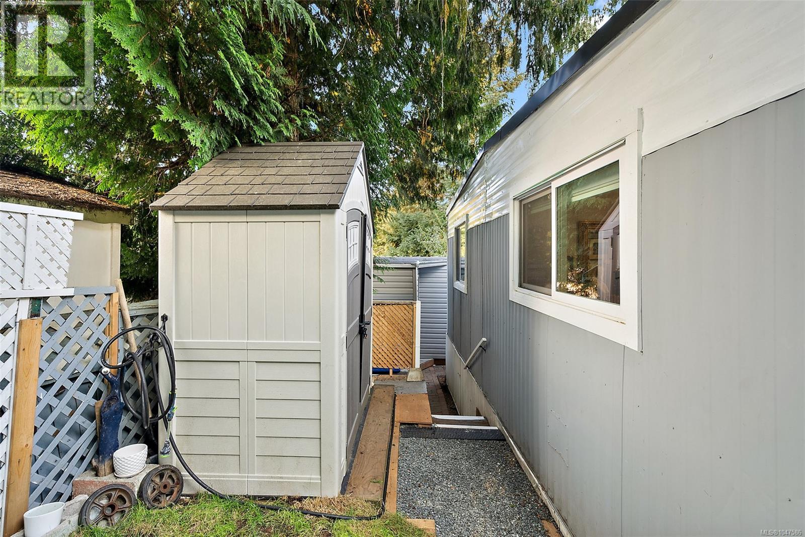 #19 2587 SELWYN Rd - 15