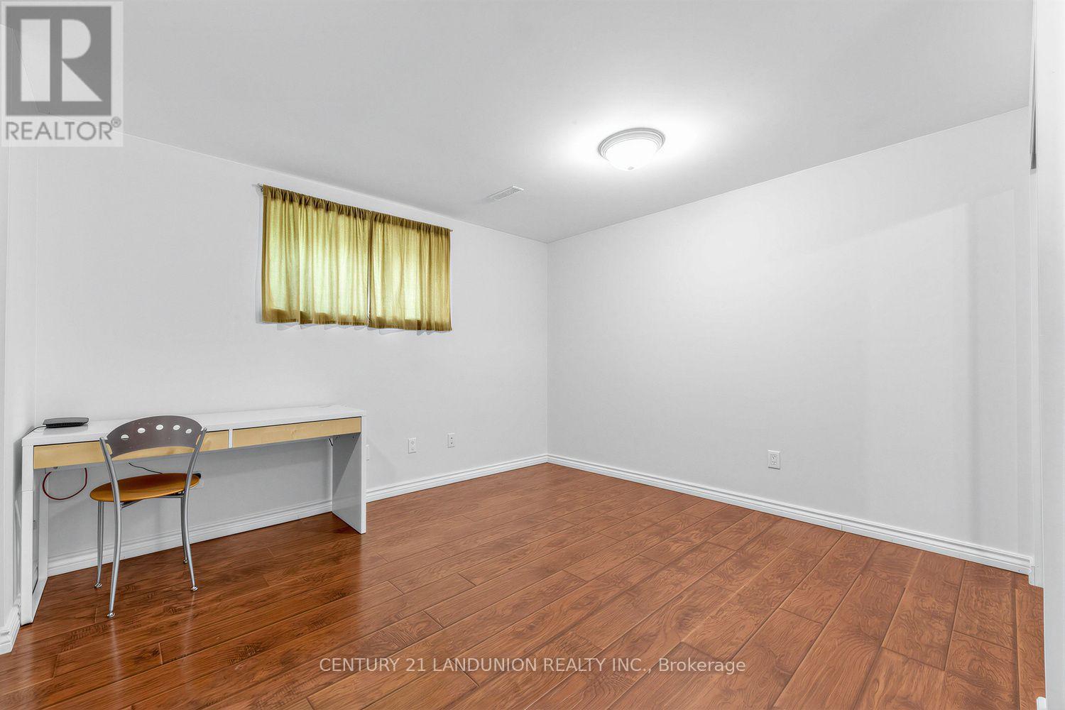 28 HERZBERG GARDENS - Image 36