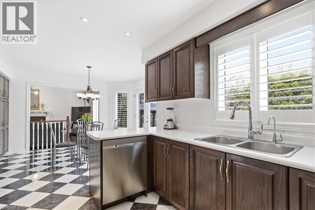 54 WOODCREST Court - 16
