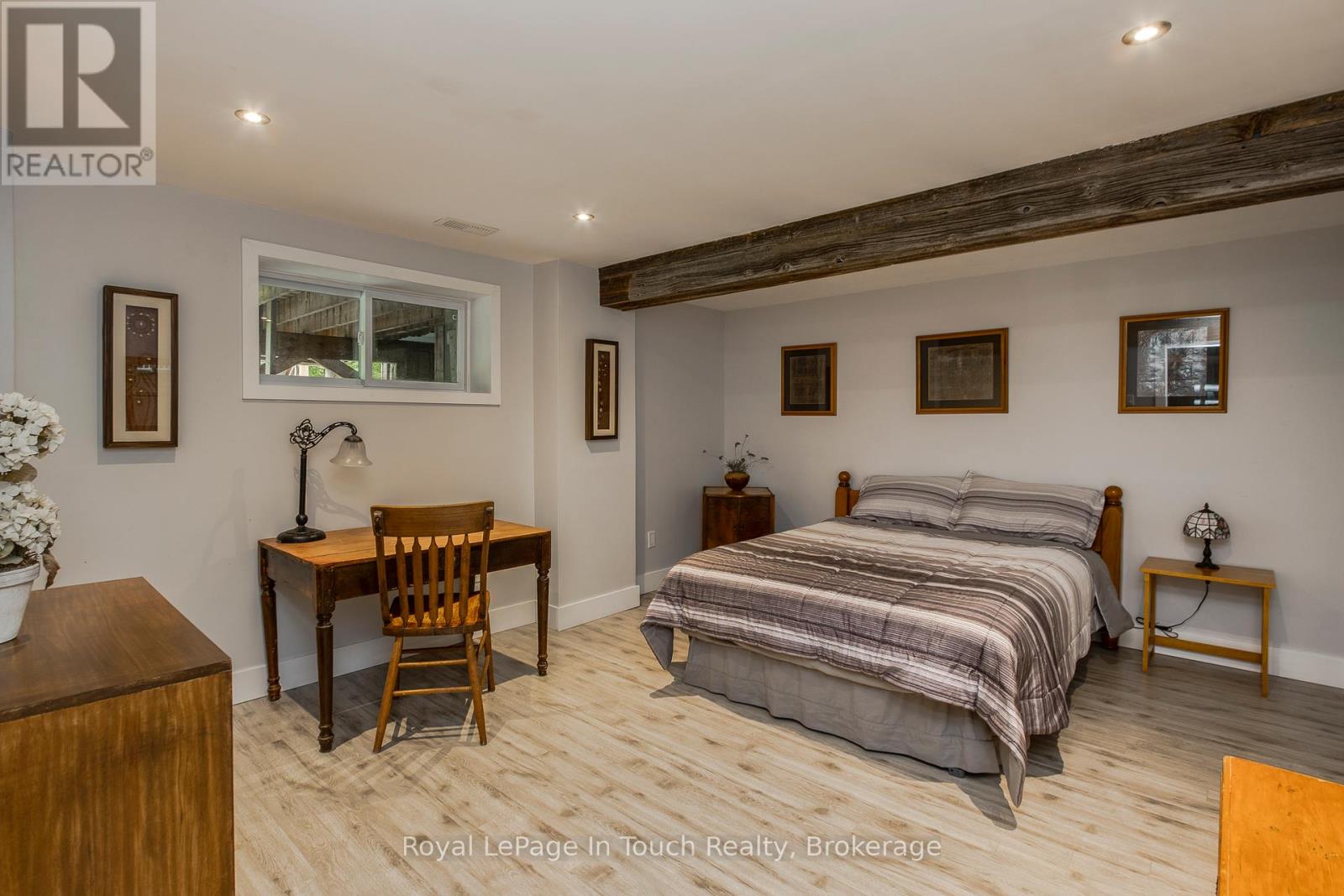 36 MEADOWS AVENUE - 16