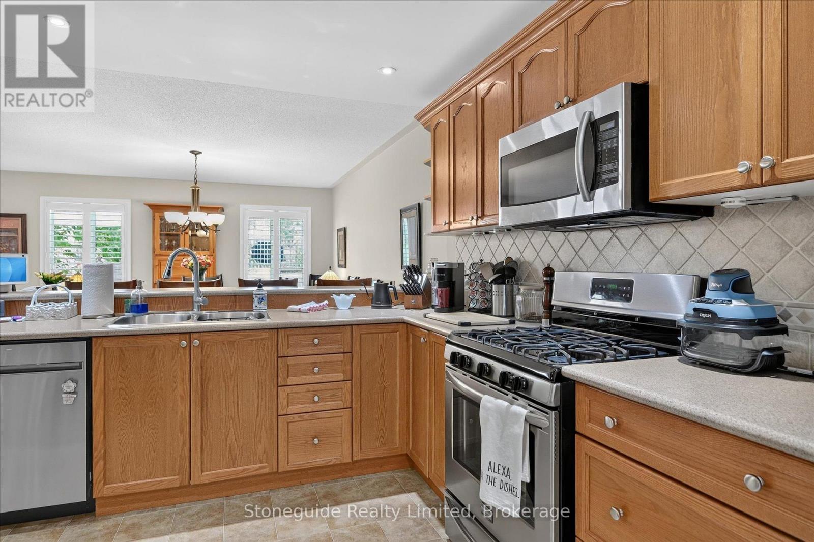 #2 909 WENTWORTH STREET - 18