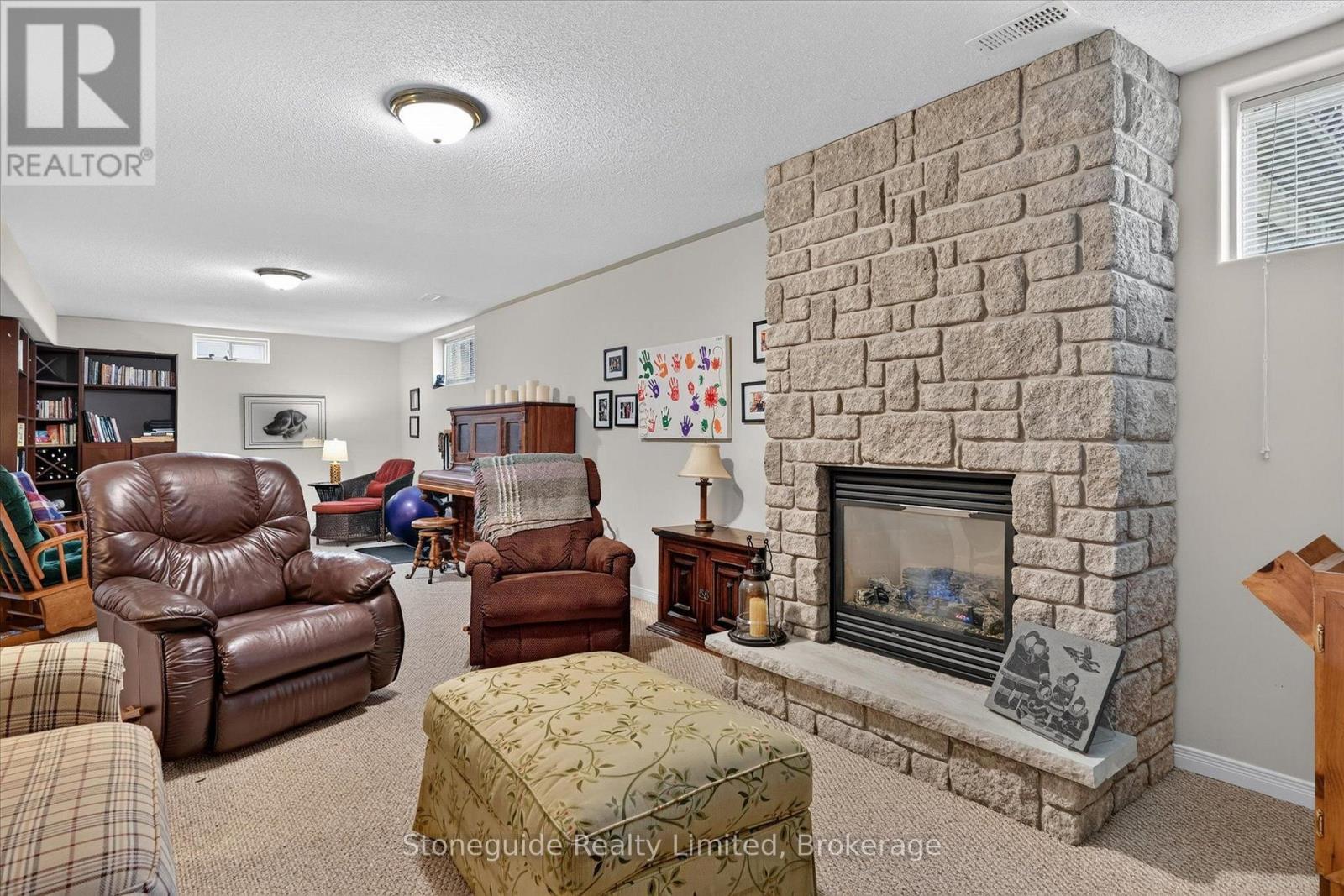 #2 909 WENTWORTH STREET - Image 40