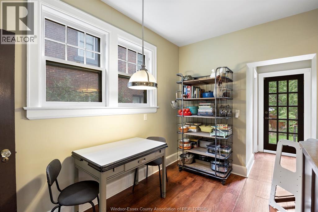 1528 VICTORIA AVENUE - 12