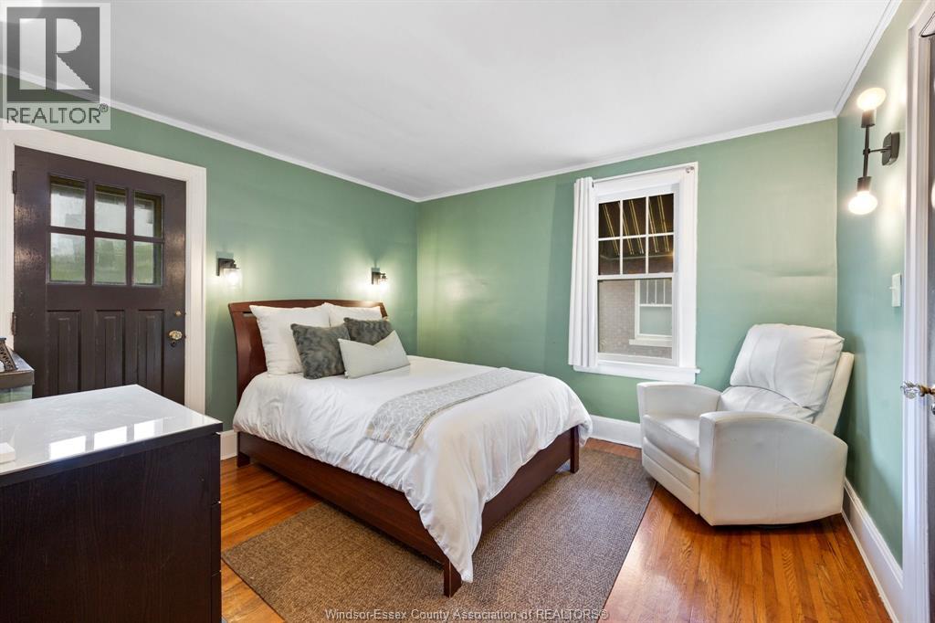 1528 VICTORIA AVENUE - 21