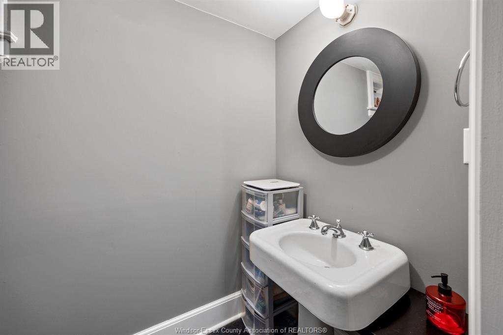 1528 VICTORIA AVENUE - 25
