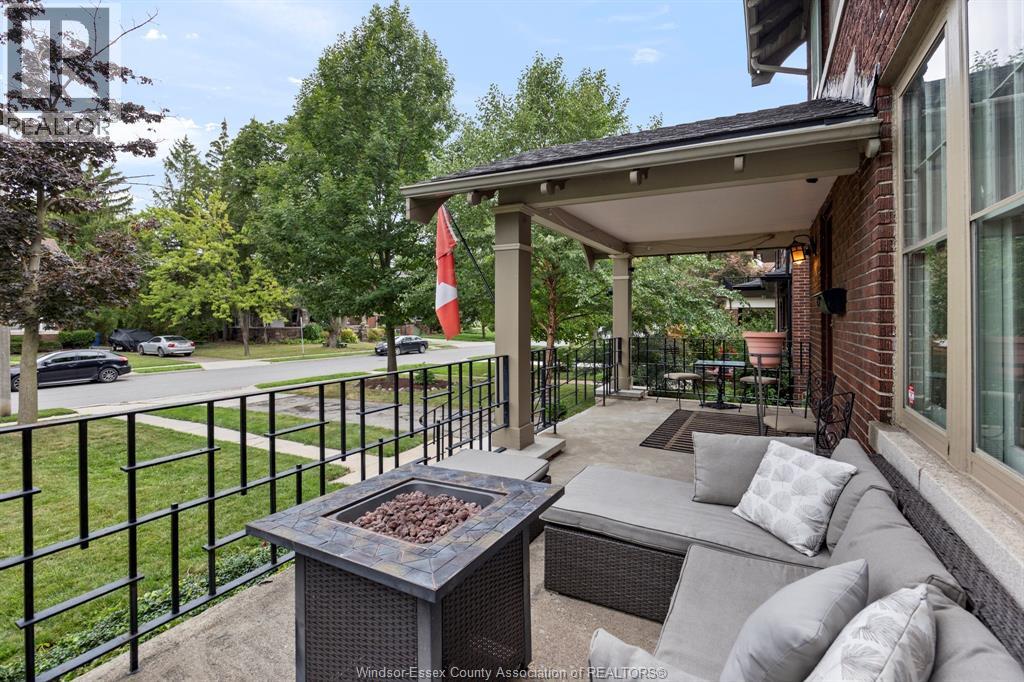 1528 VICTORIA AVENUE - 3