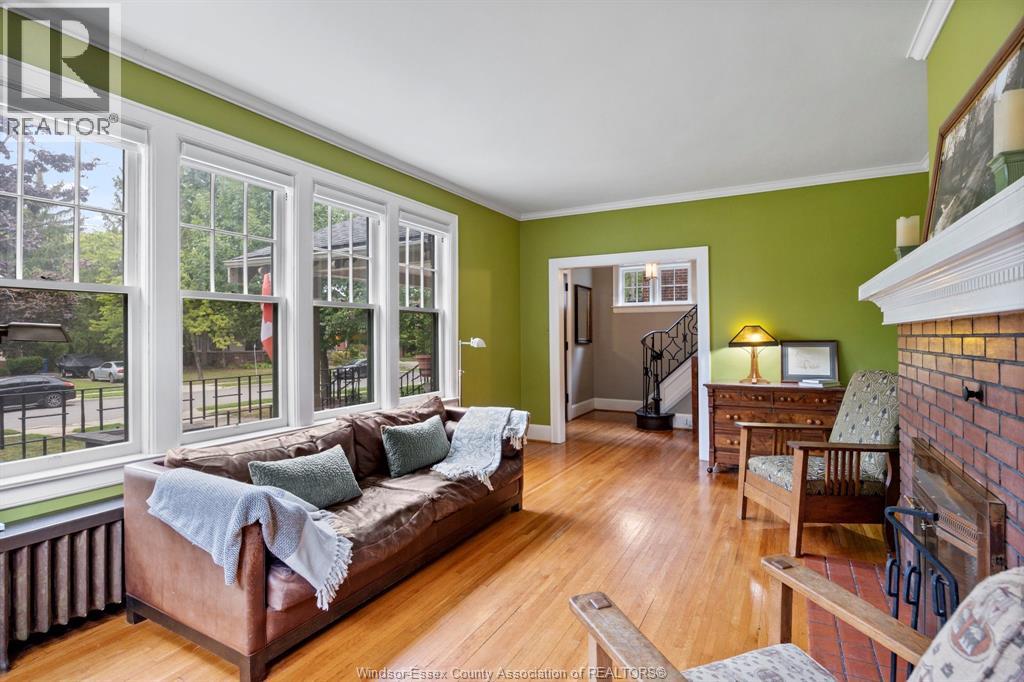 1528 VICTORIA AVENUE - 8