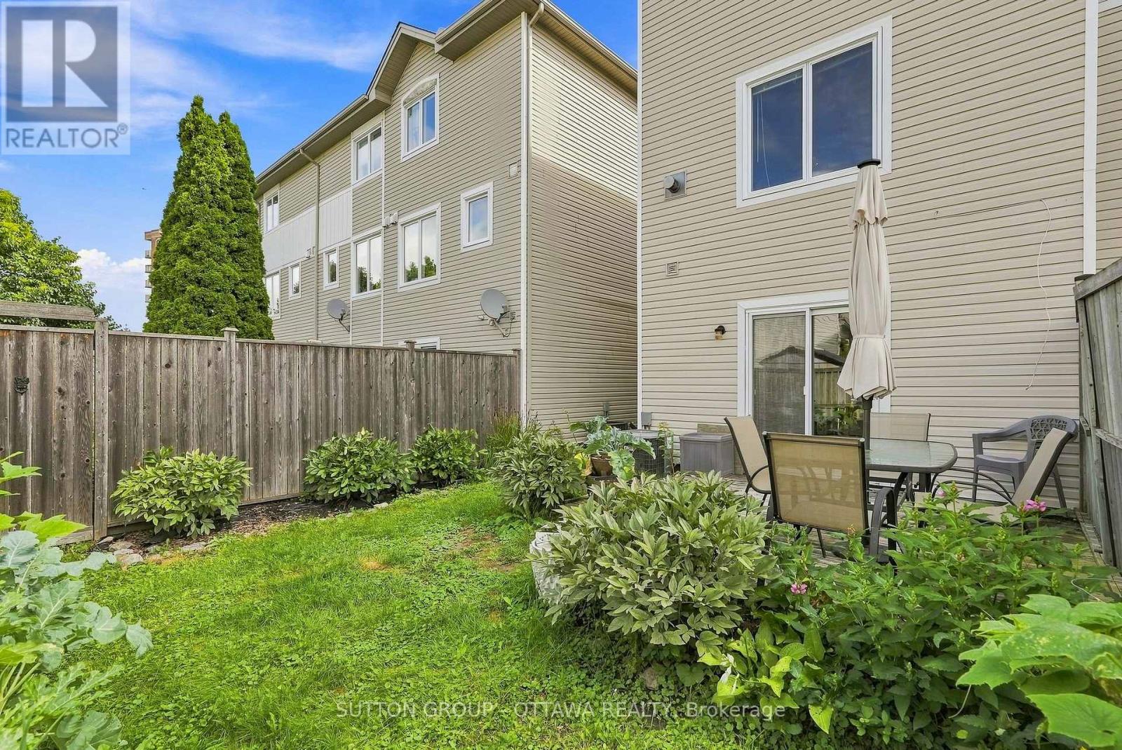 22 MANHATTAN CRESCENT - 27