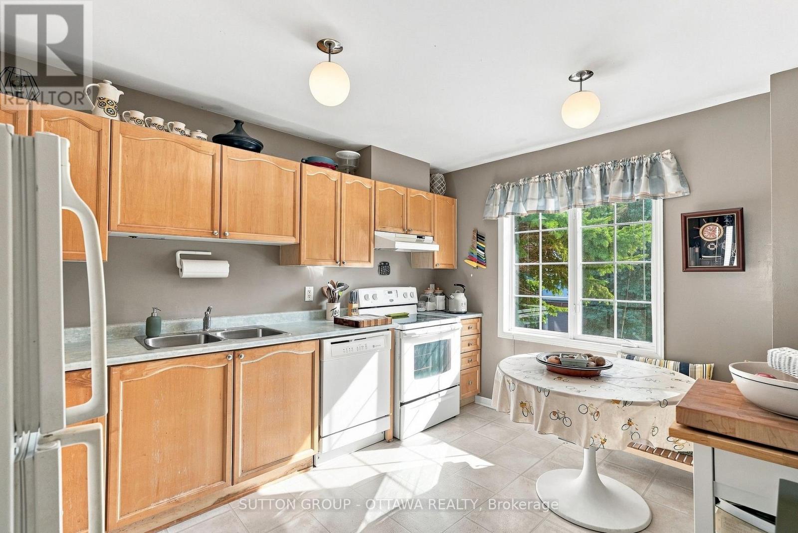 22 MANHATTAN CRESCENT - 5