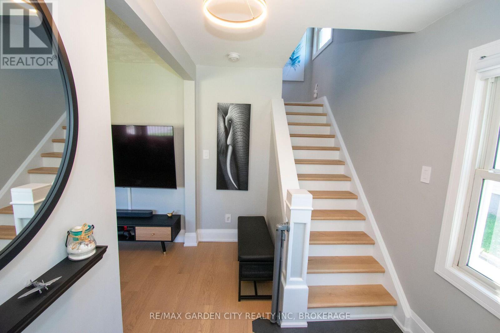 256 SCHOLFIELD AVENUE S - Image 6