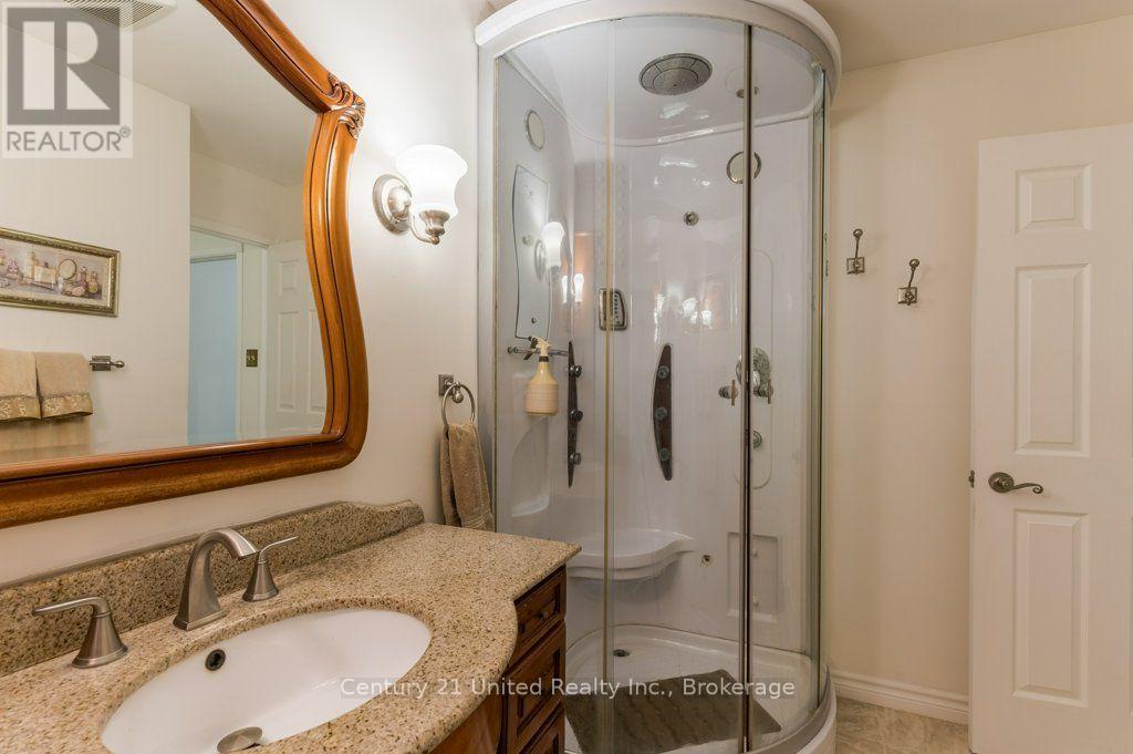 41 HALL CRESCENT - Image 17