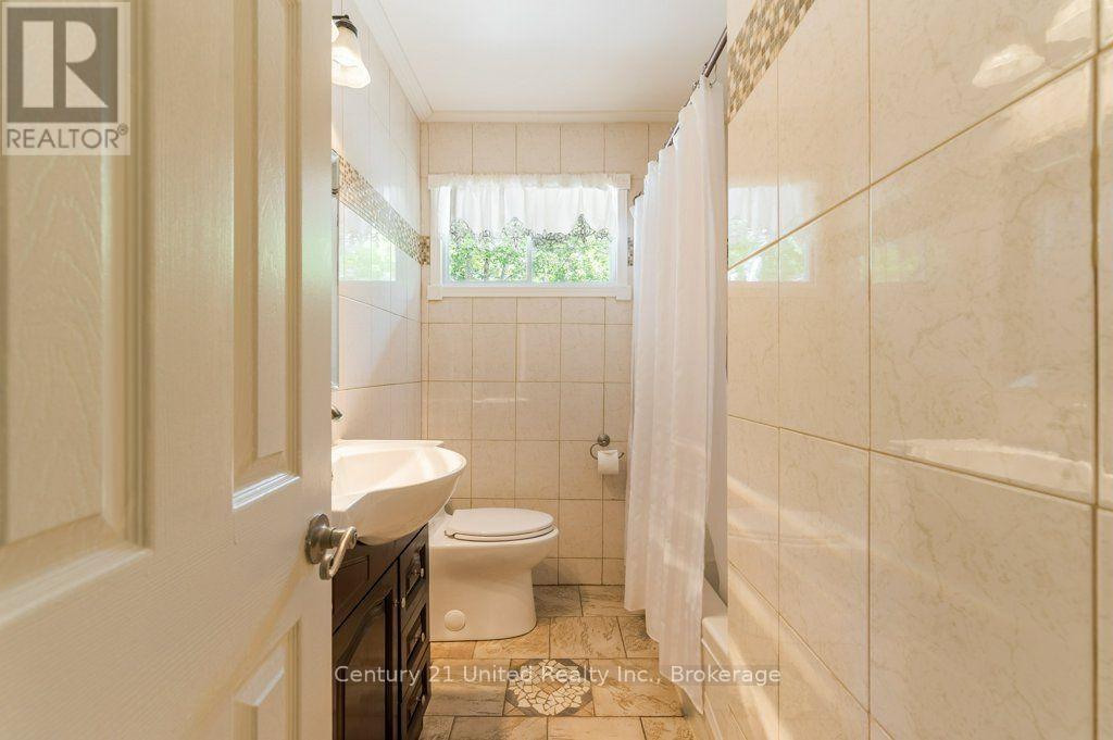 41 HALL CRESCENT - Image 19