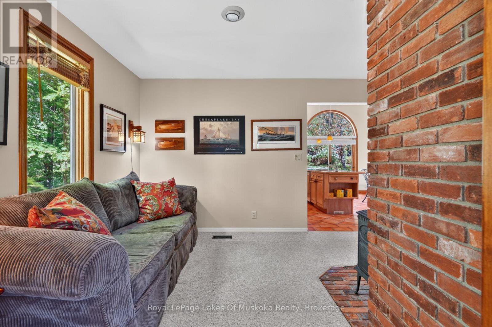40 ENTRANCE DRIVE - 15