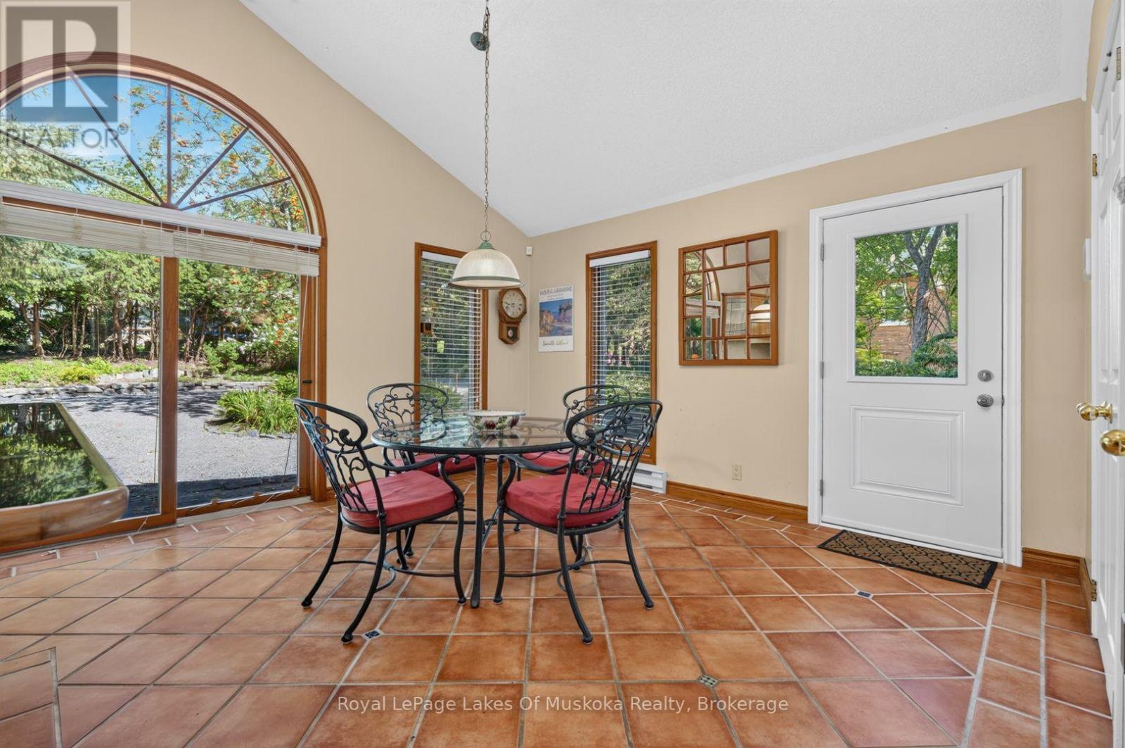 40 ENTRANCE DRIVE - 23