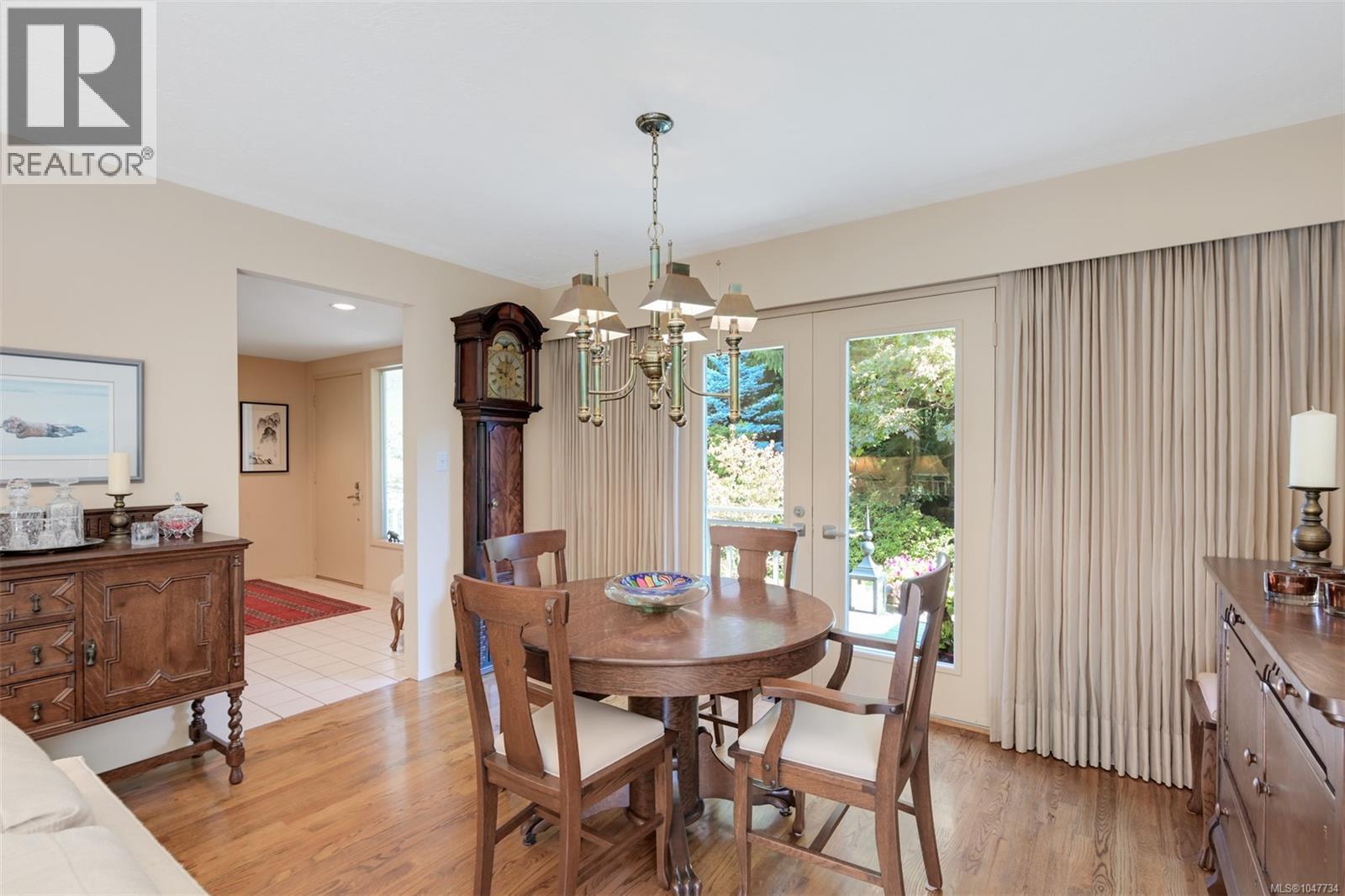 1557 Edgemont Rd, Saanich