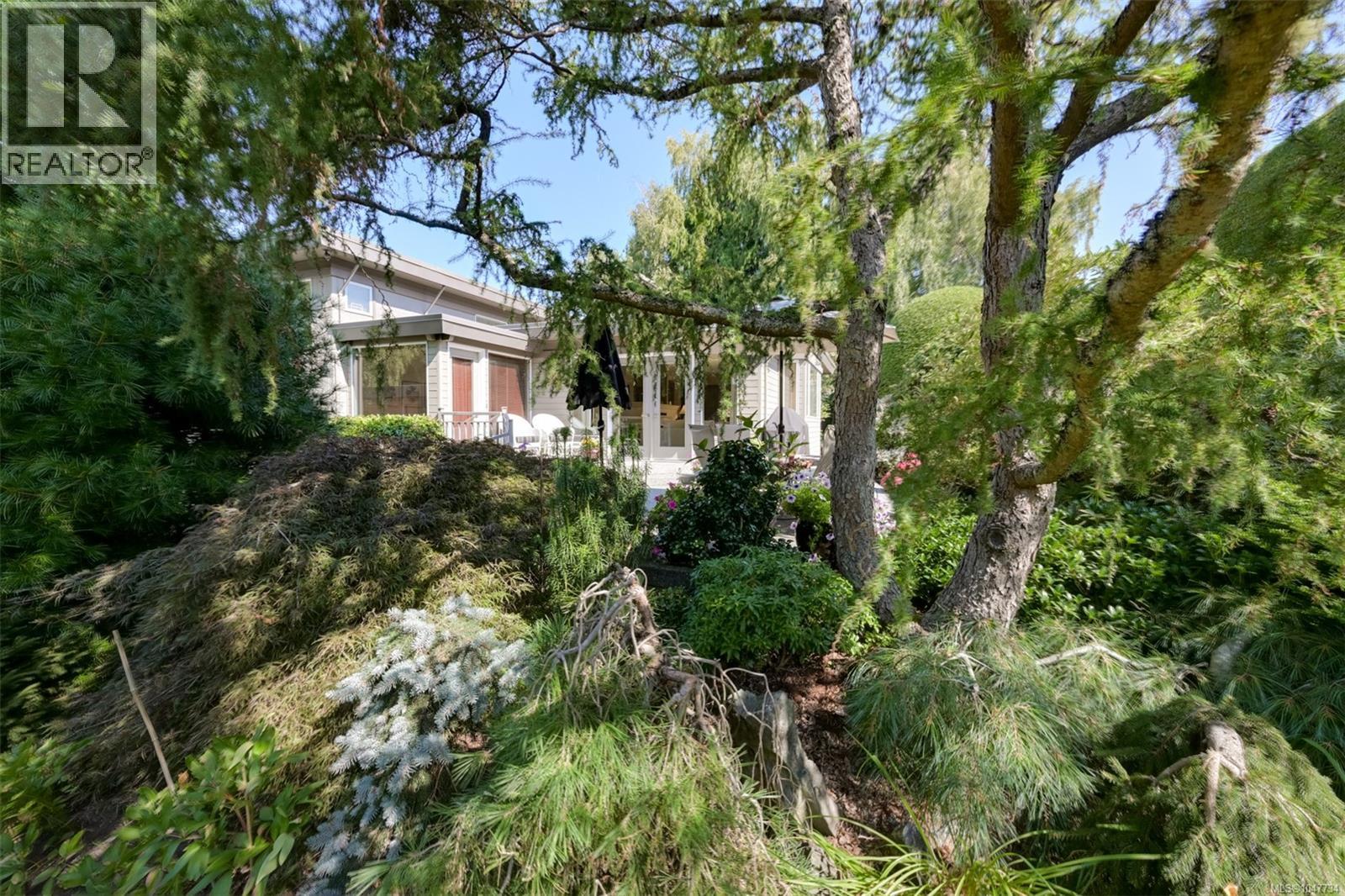 1557 Edgemont Rd, Saanich
