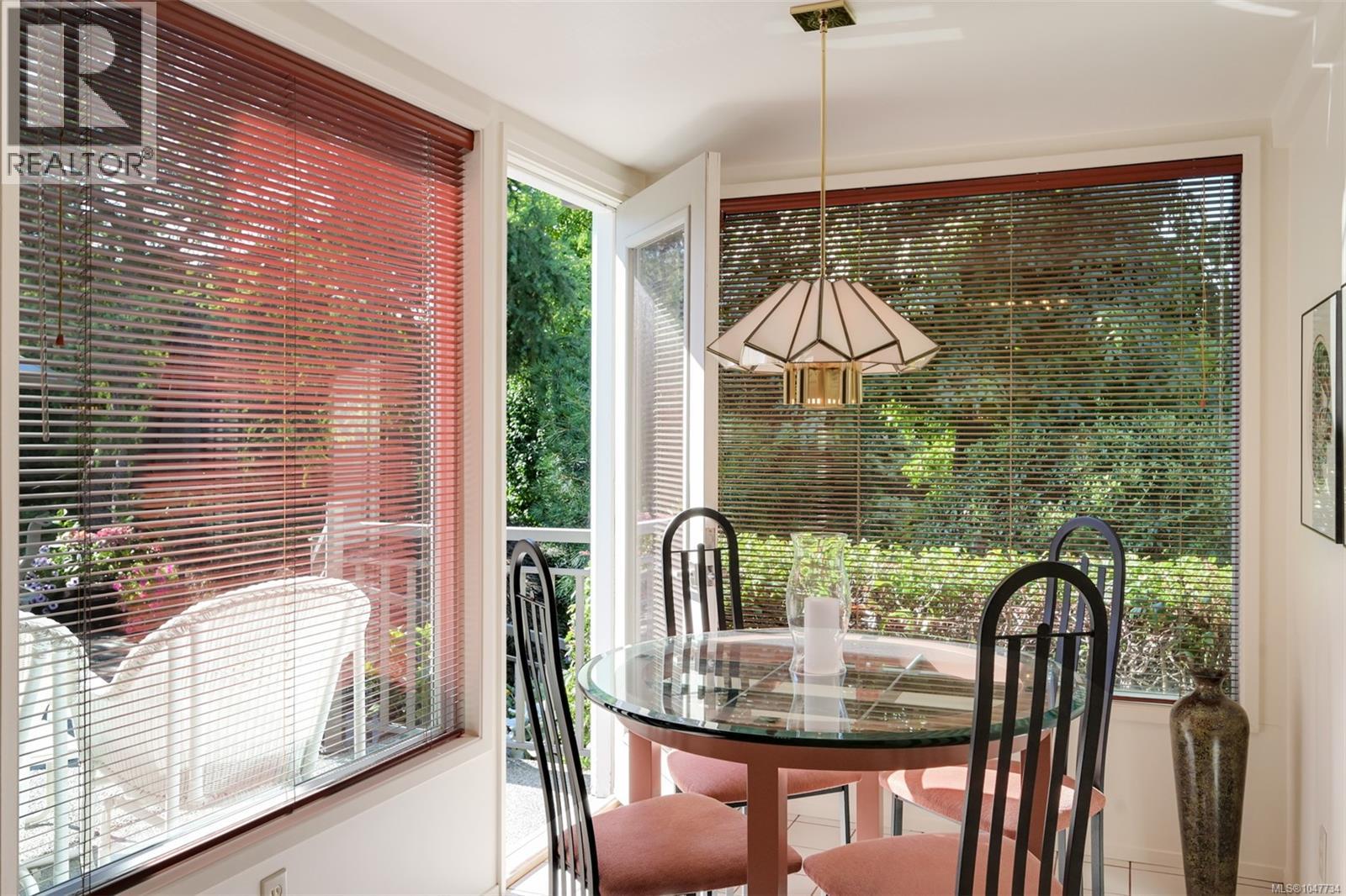 1557 Edgemont Rd, Saanich