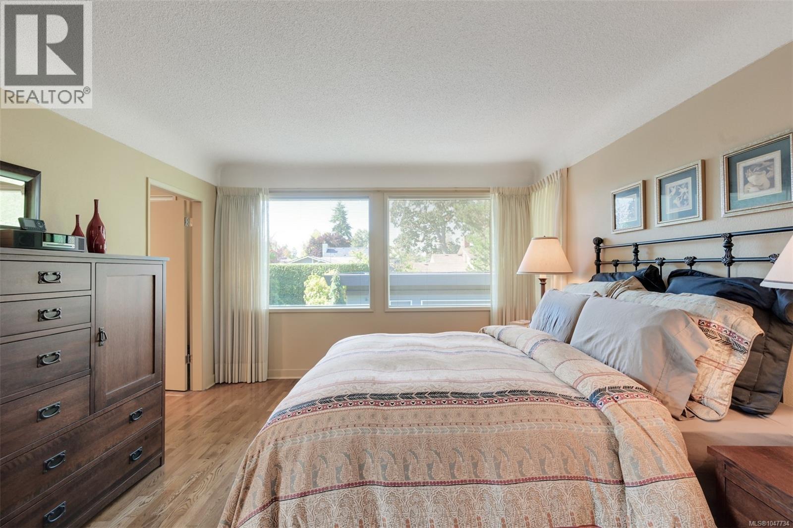1557 Edgemont Rd, Saanich