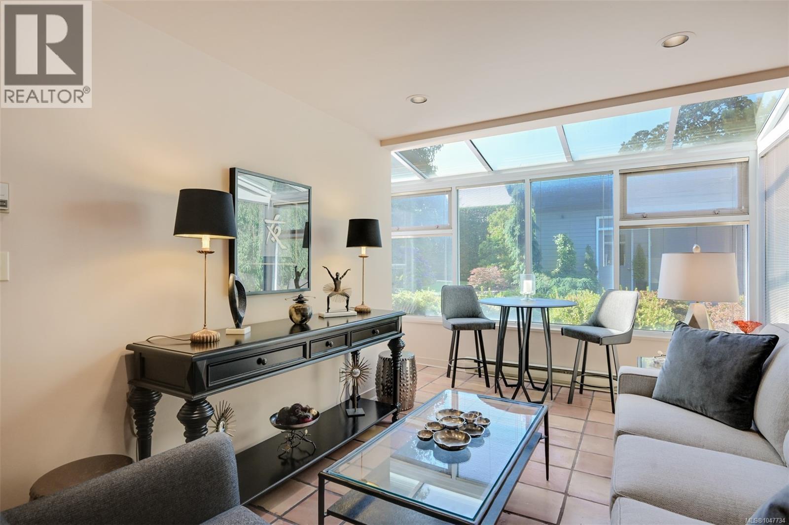 1557 Edgemont Rd, Saanich