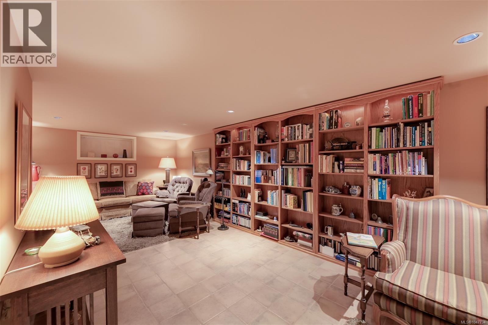 1557 Edgemont Rd, Saanich