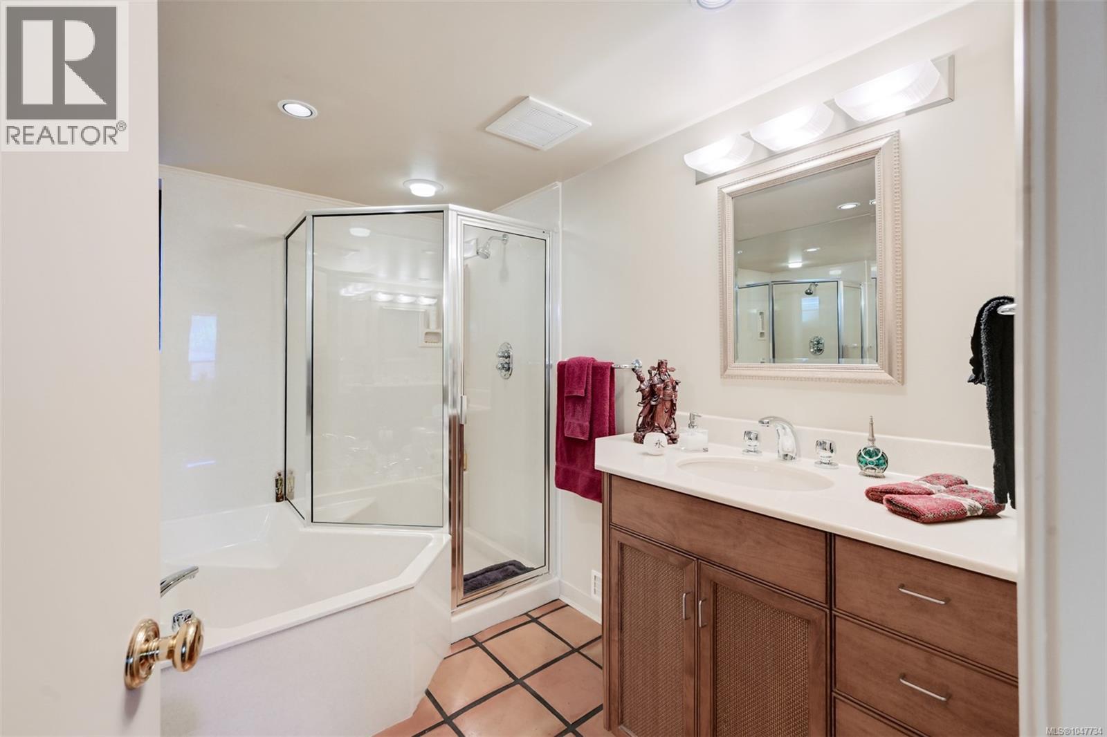 1557 Edgemont Rd, Saanich