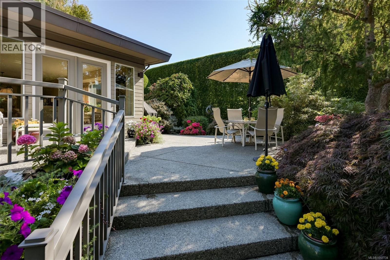 1557 Edgemont Rd, Saanich