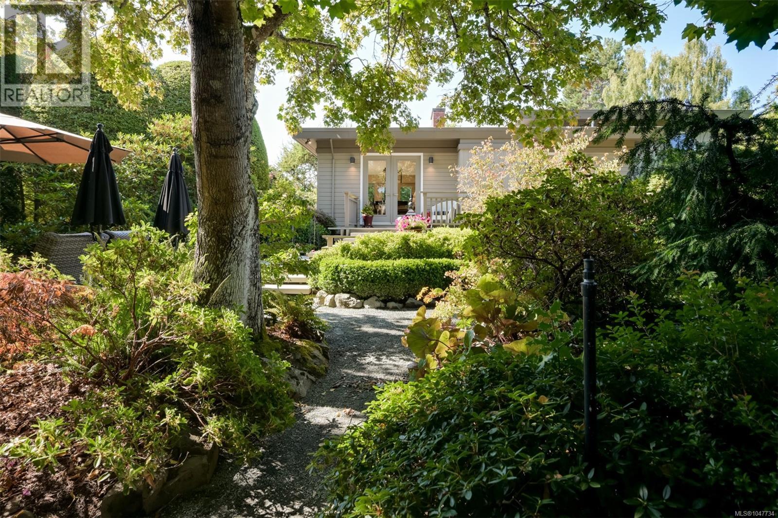 1557 Edgemont Rd, Saanich