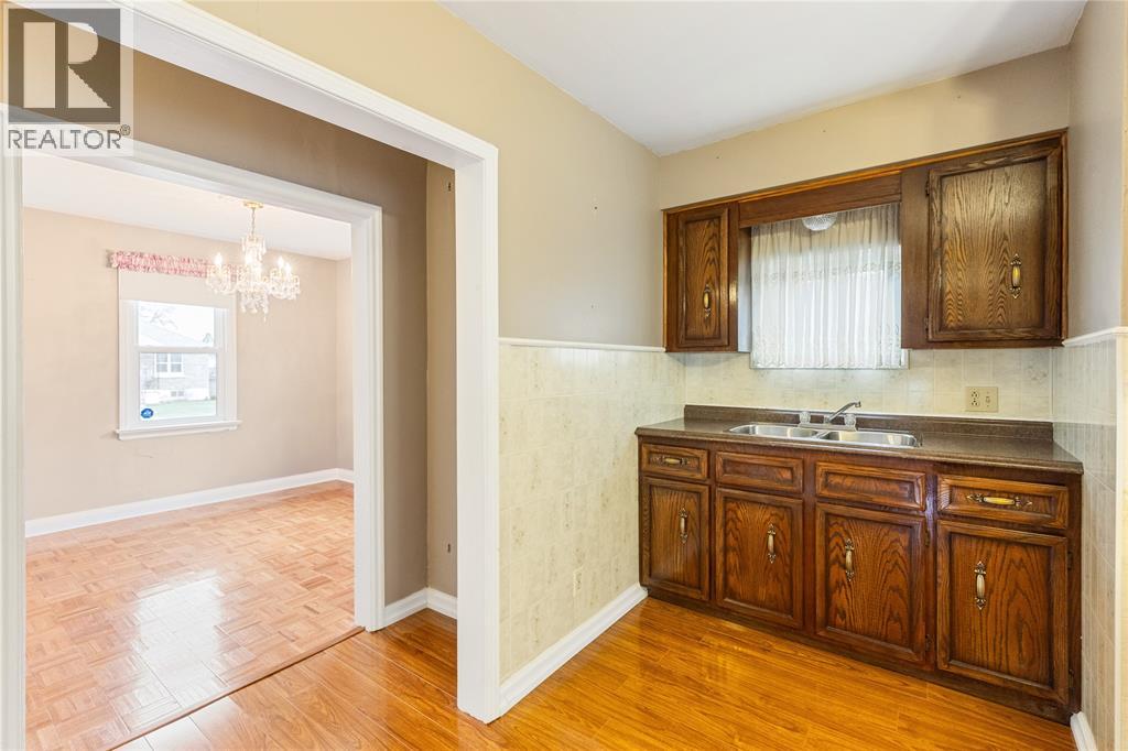 748 Alexander STREET - 13