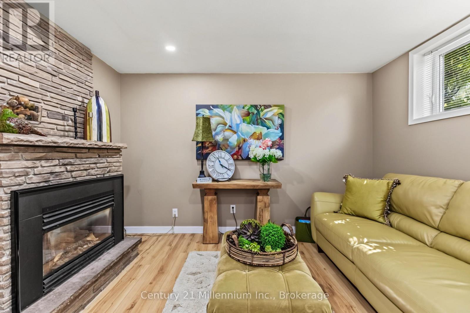 36 HURON STREET N - 28