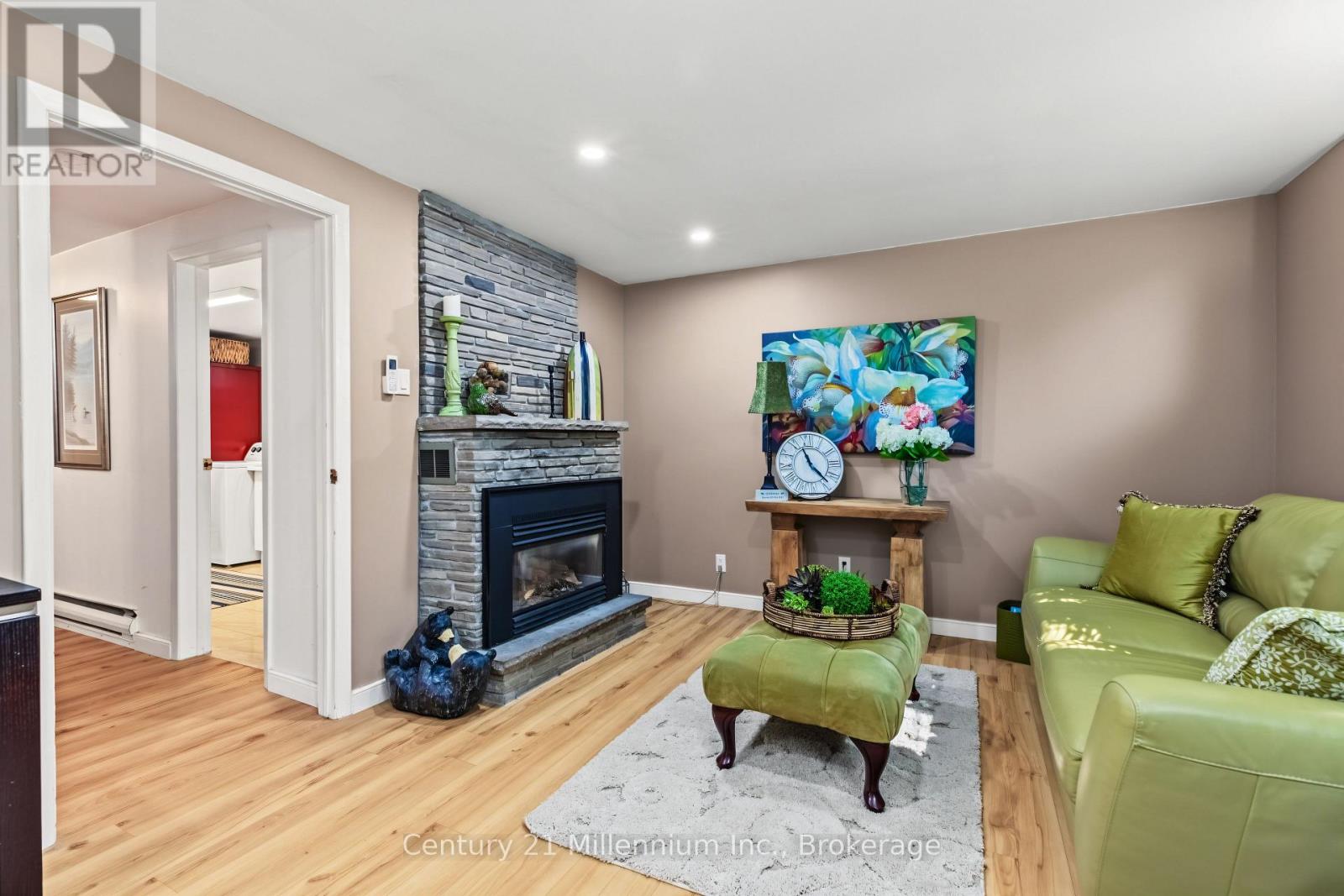 36 HURON STREET N - 31
