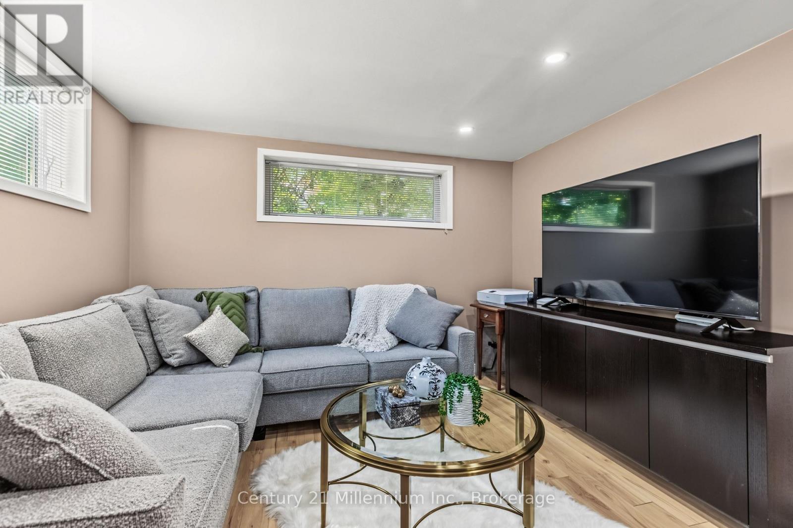 36 HURON STREET N - 32
