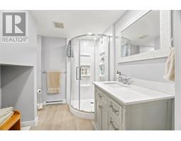 42 Empire Avenue thumbnail 25