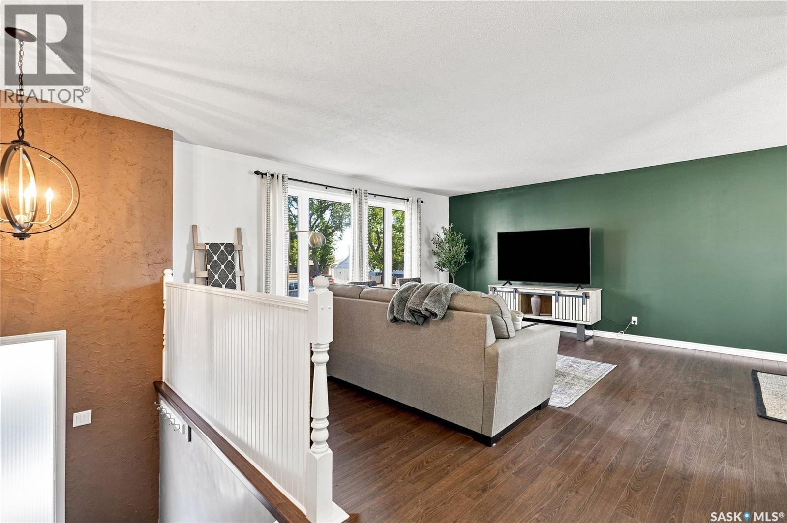 1109 Lillooet STREET W - 3