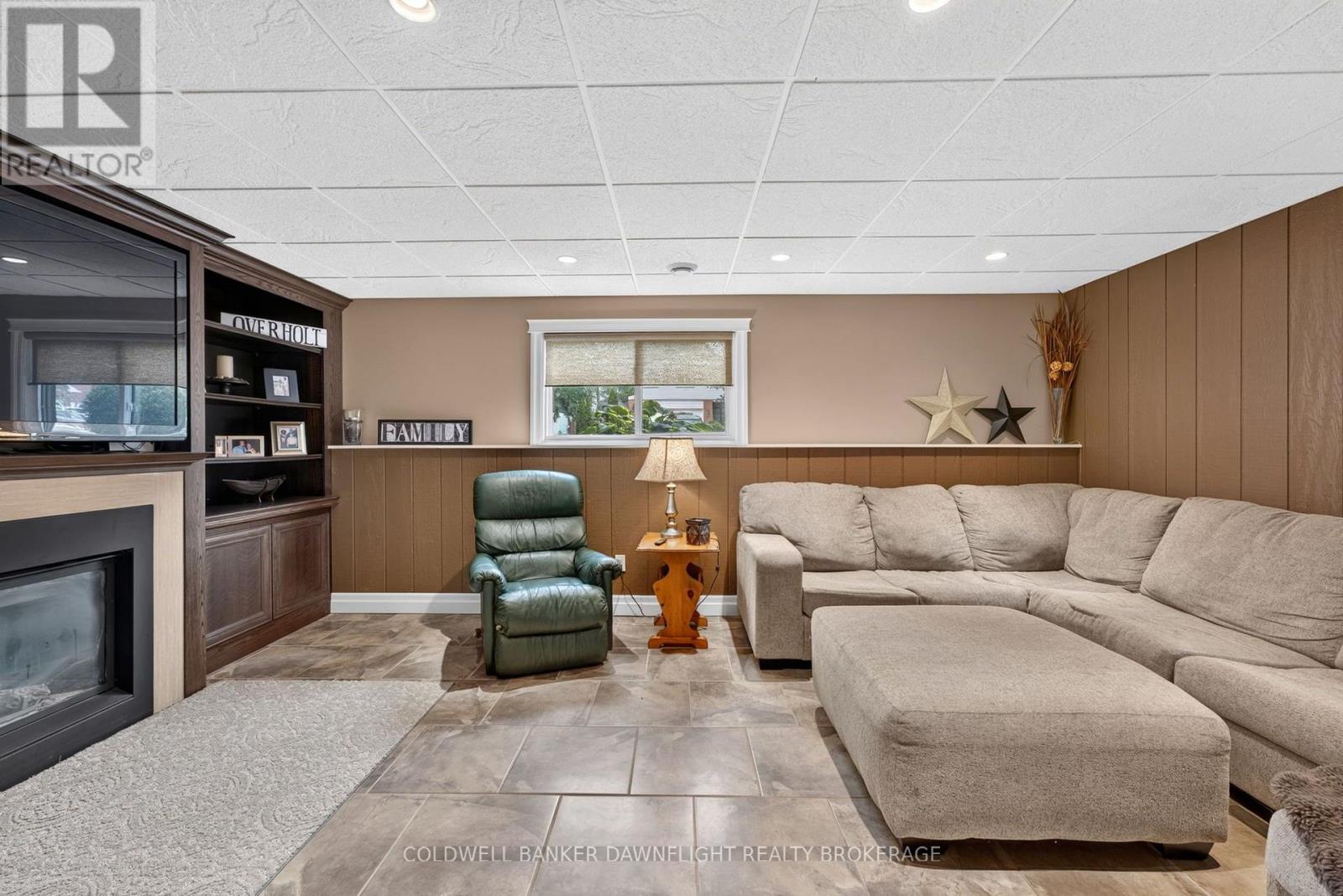 283 CHURCHILL DRIVE - Image 32