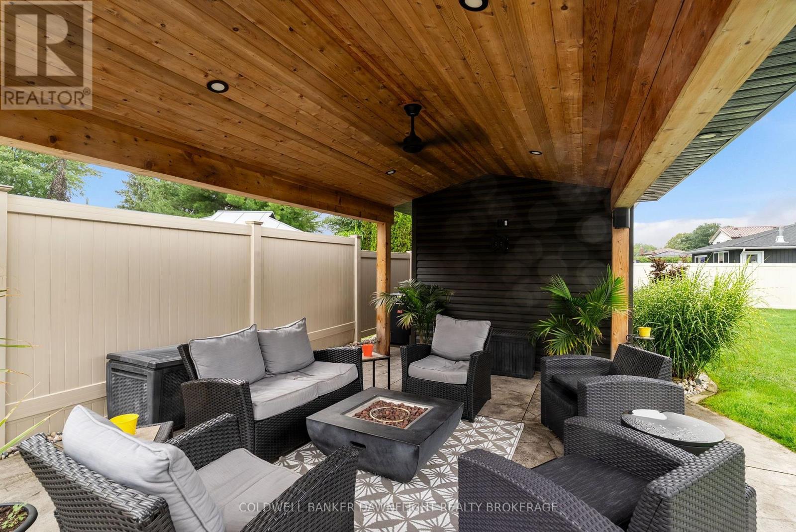 283 CHURCHILL DRIVE - 44