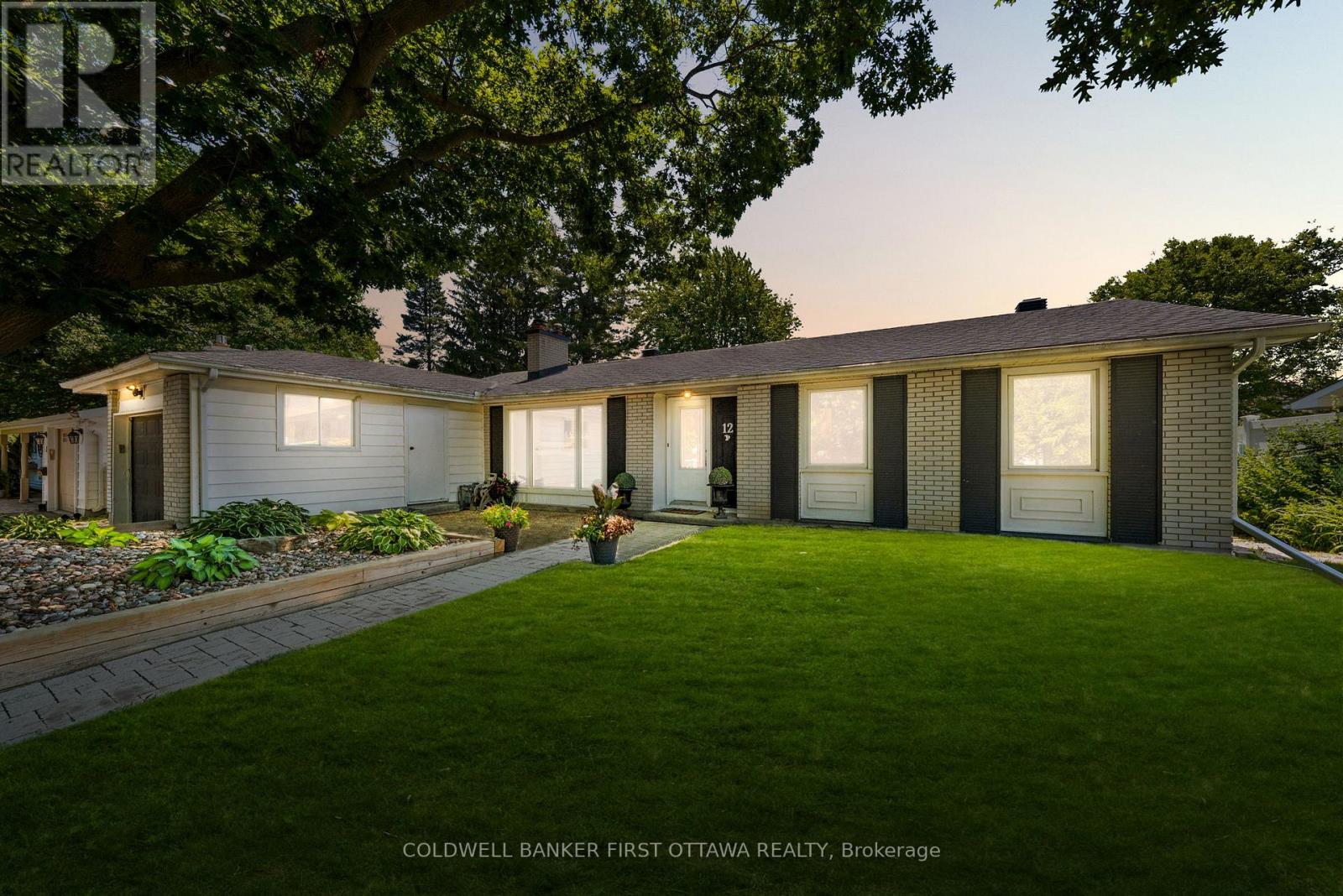 Welcome home to 12 Bradgate Dr in Briargreen!