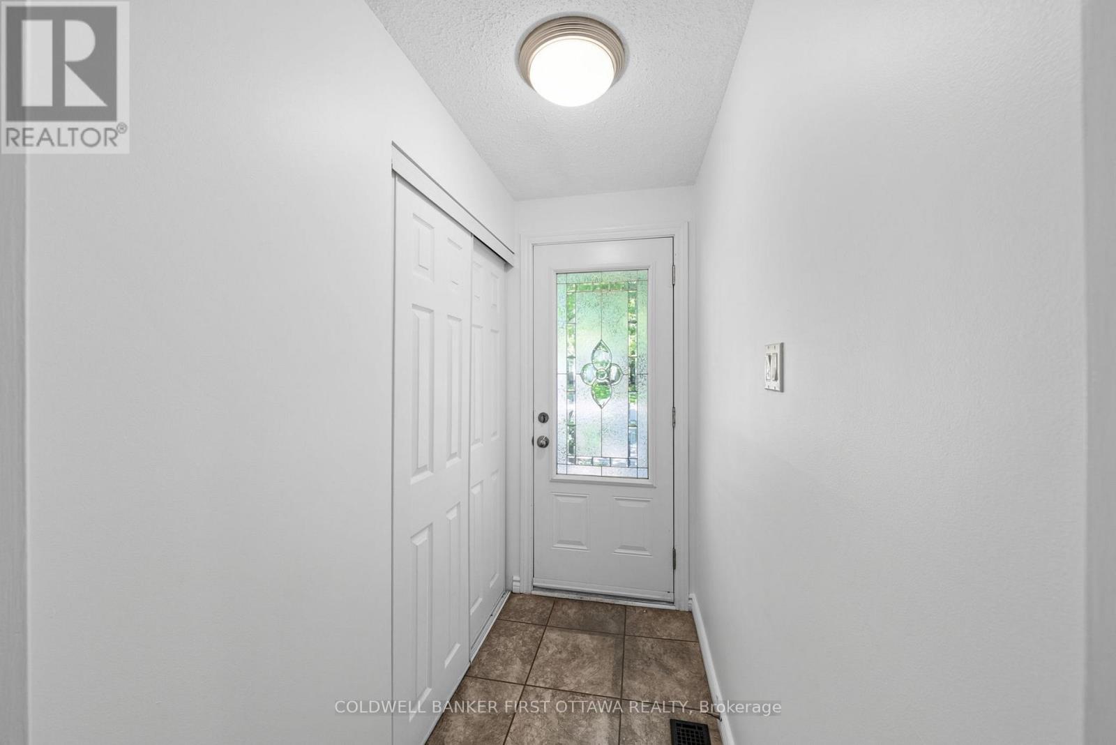Tiled front foyer w front hall closet.